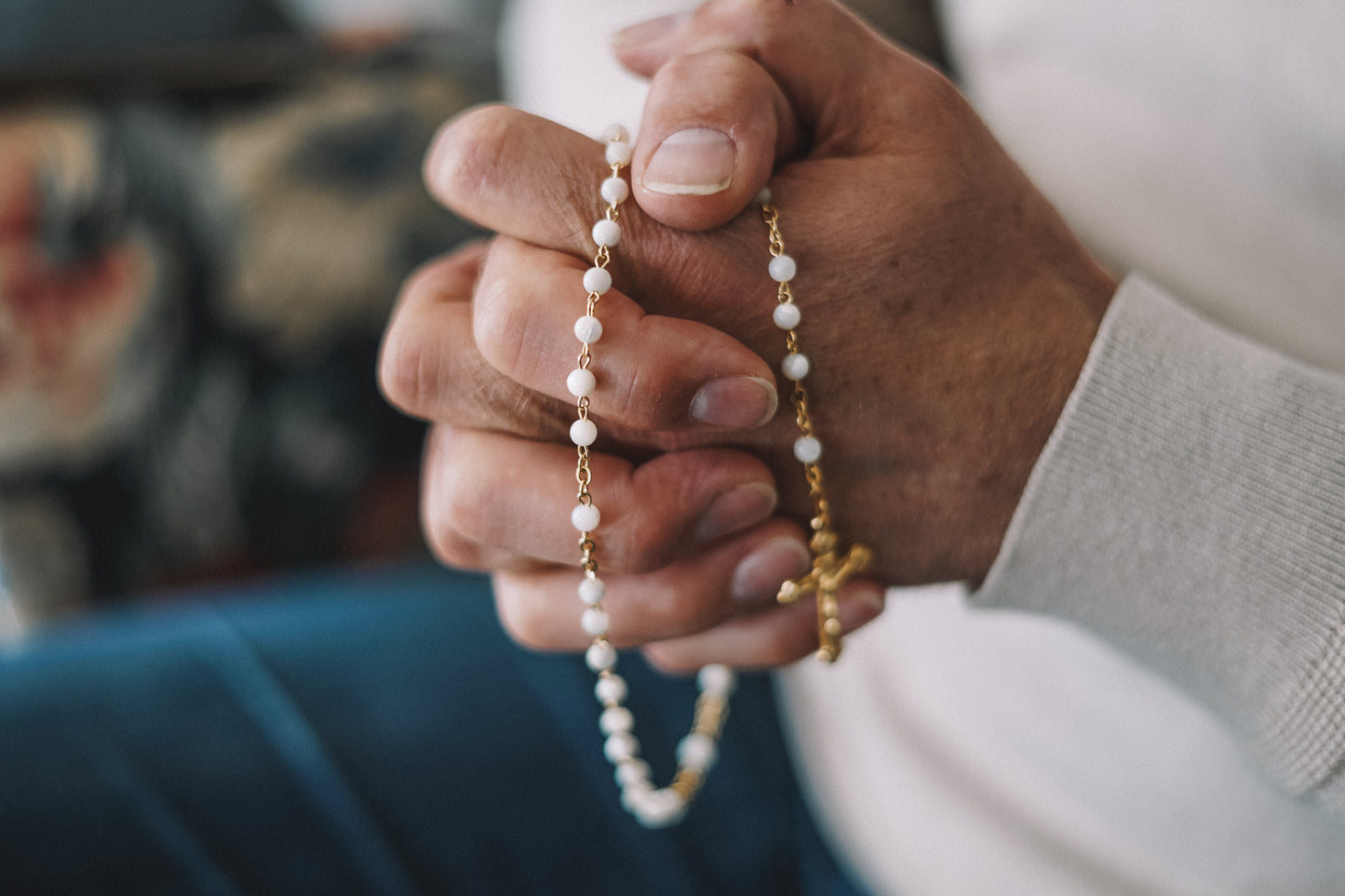 Chapelet Nacre - chaine dorée et croix avec Christ