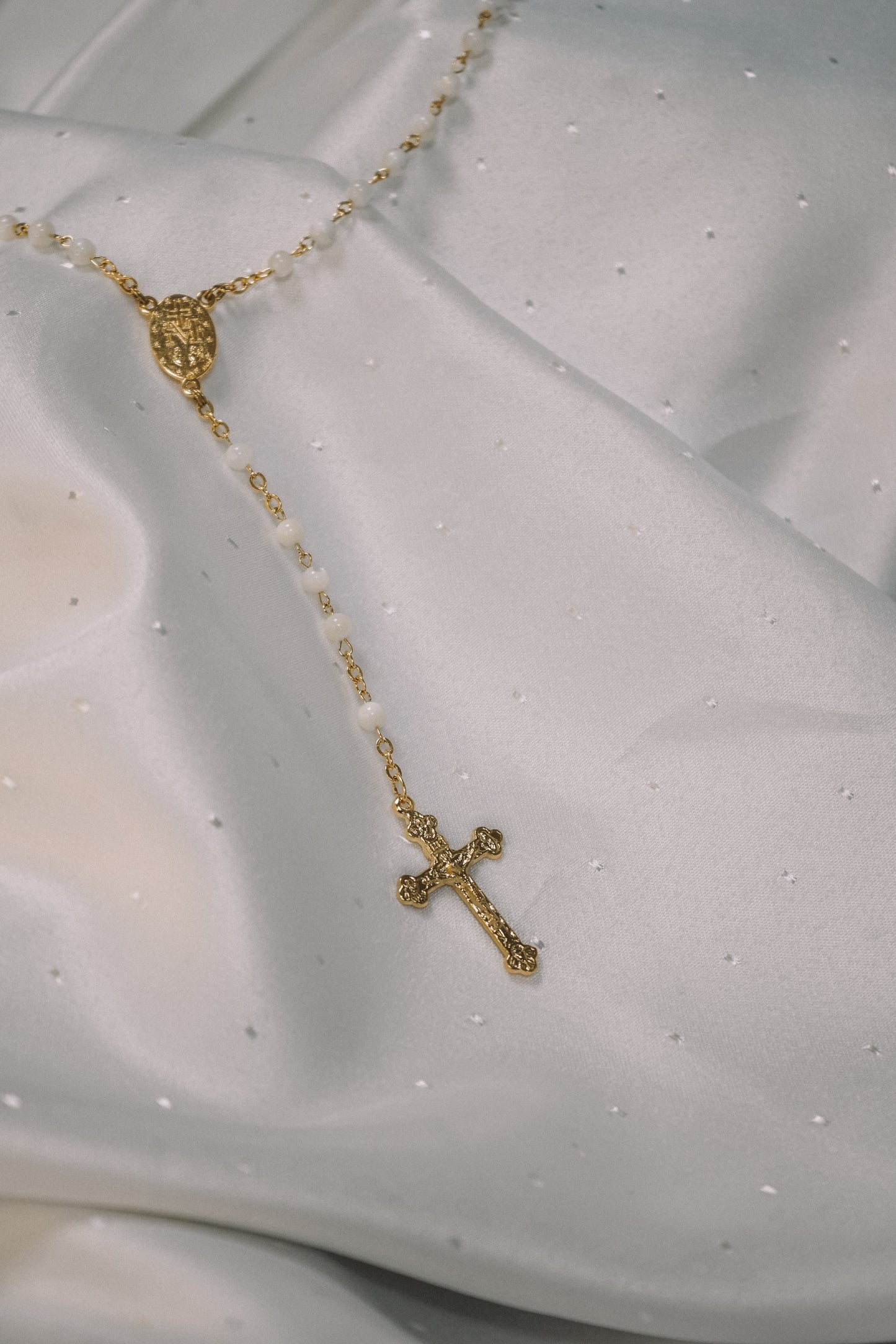 Chapelet St-Benoit, or et nacre sur chaine dorée