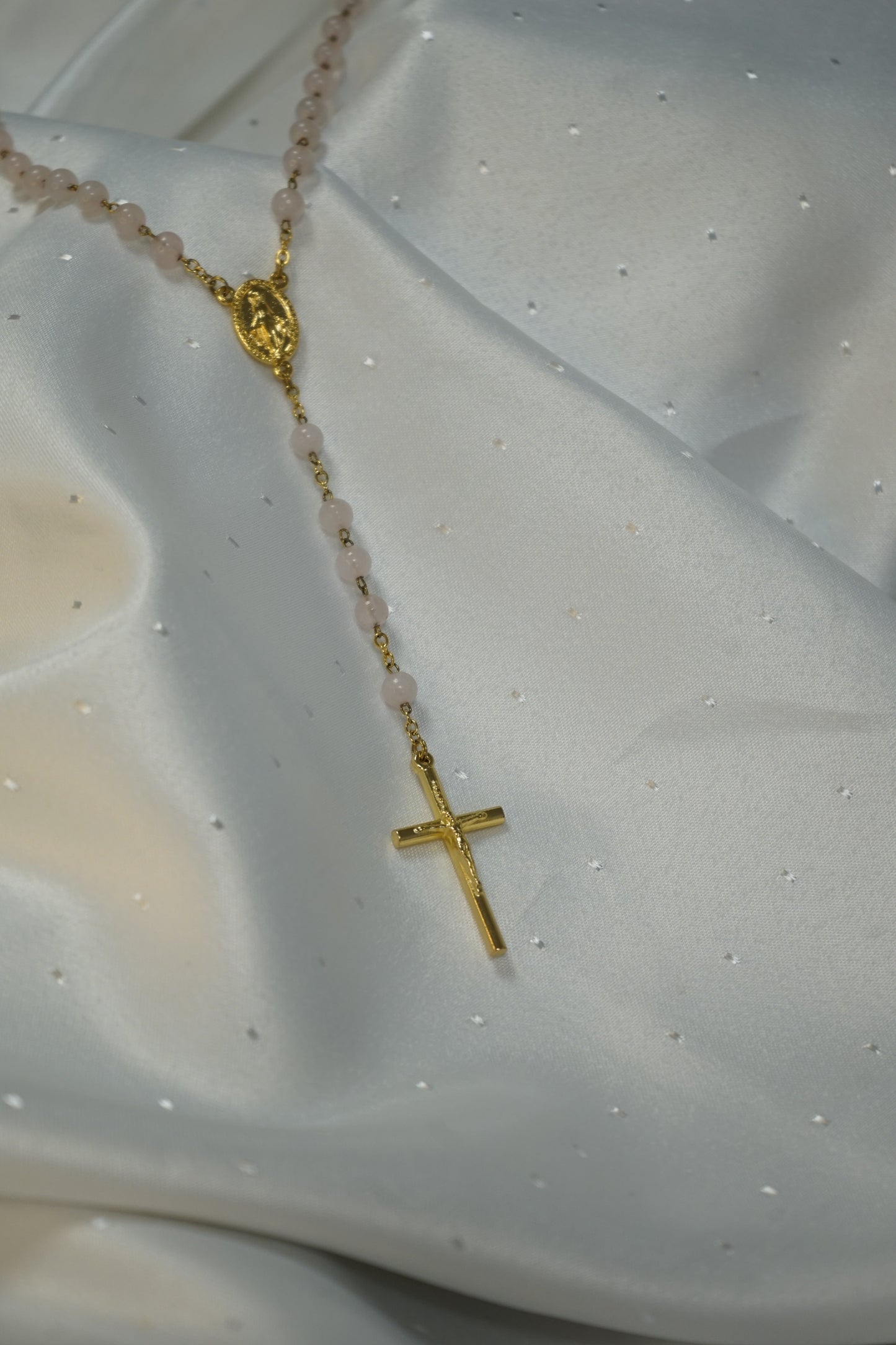Chapelet grains Quartz Rose chaine dorée et croix avec Christ