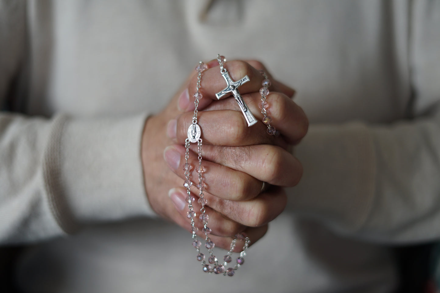 Chapelet perles facettées – chaîne argentée, croix avec Christ