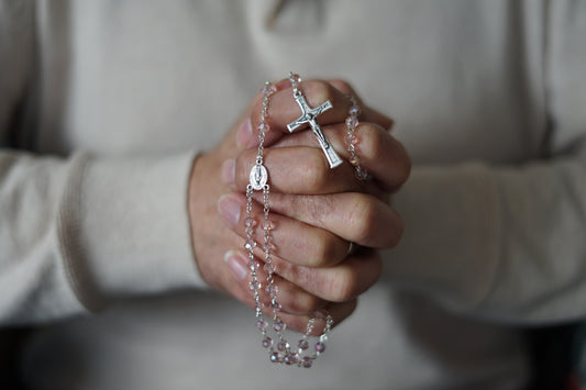 Chapelet perles facettées – chaîne argentée, croix avec Christ