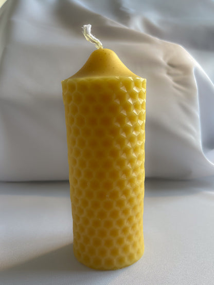 Bougie artisanale en cire d'abeille - modèle "gaufrée"