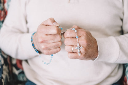 Chapelet en Agate Bleue - Chaine argentée et croix avec Christ