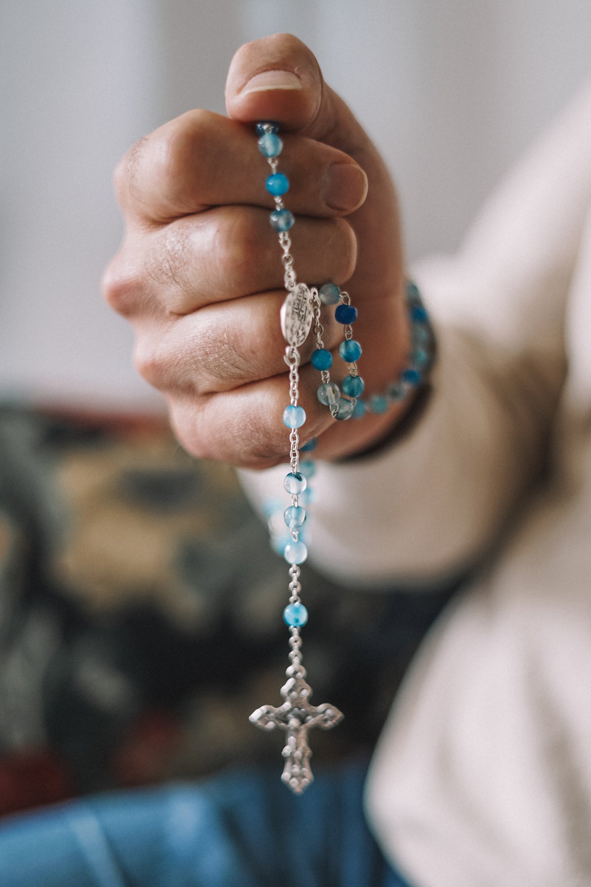 Chapelet en Agate Bleue - Chaine argentée et croix avec Christ