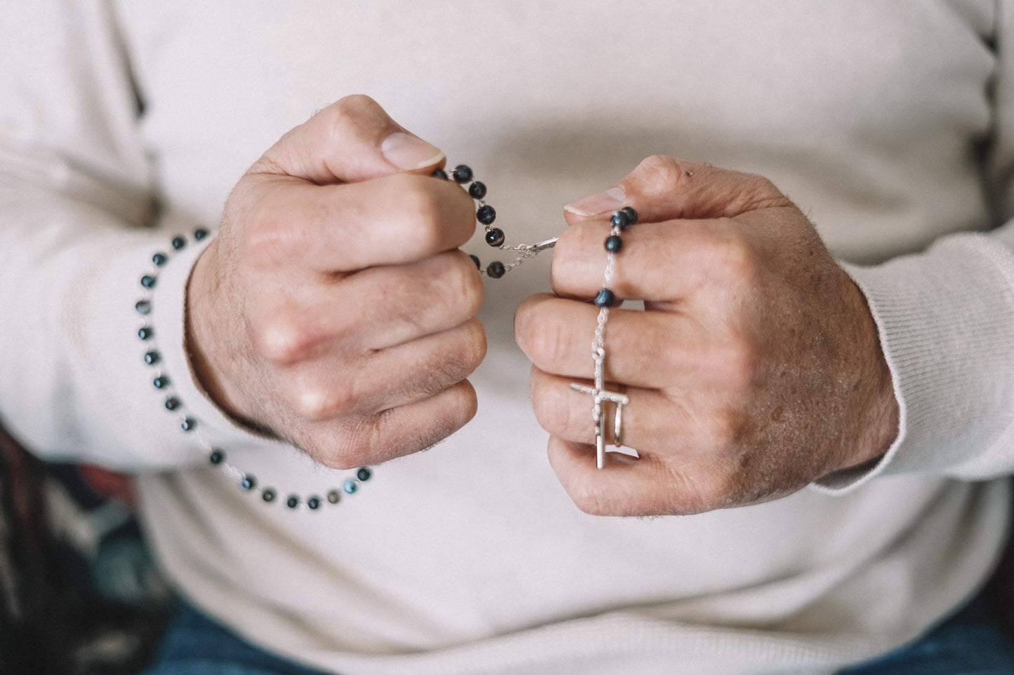 Chapelet Agate Noire & Christ sur chaine argentée