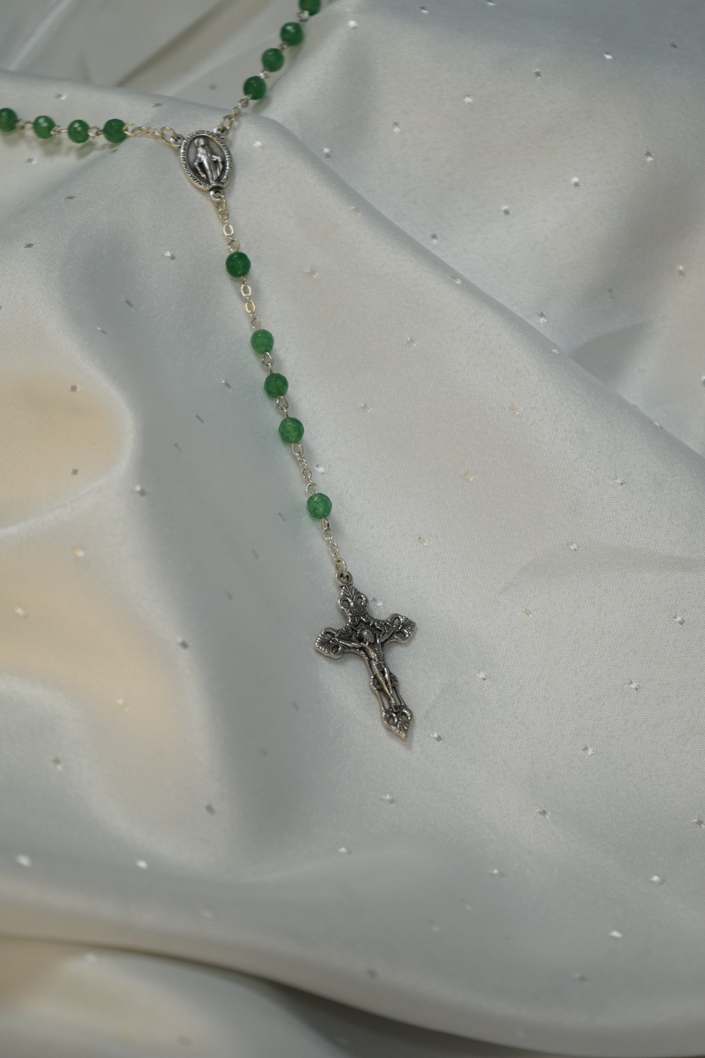 Chapelet en Aventurine - Chaine argentée et croix avec Christ