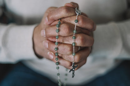 Chapelet en Aventurine - Chaine argentée et croix avec Christ