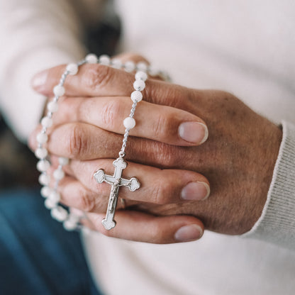 Chapelet sur chaine argentée - Perles blanches