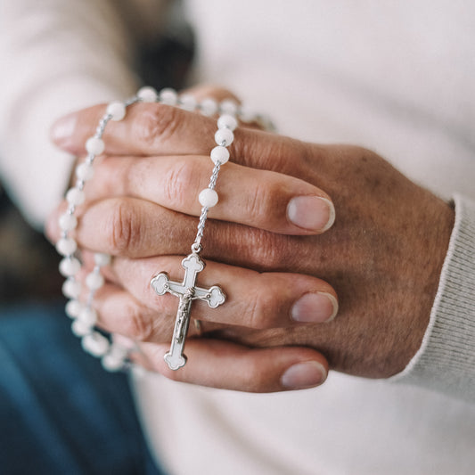 Chapelet sur chaine argentée - Perles blanches