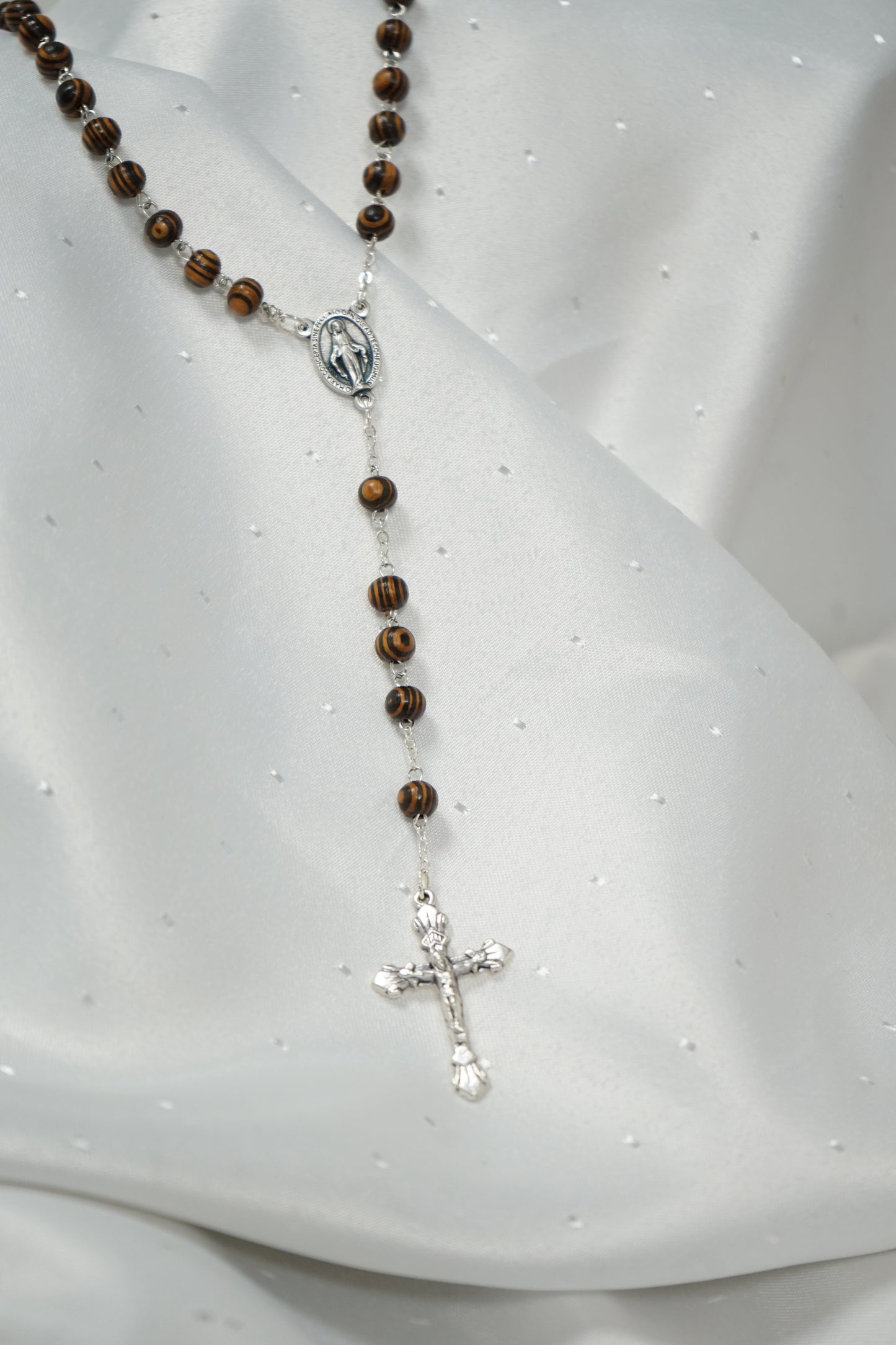 Chapelet en Bois sur chaîne argentée – perle 6 mm