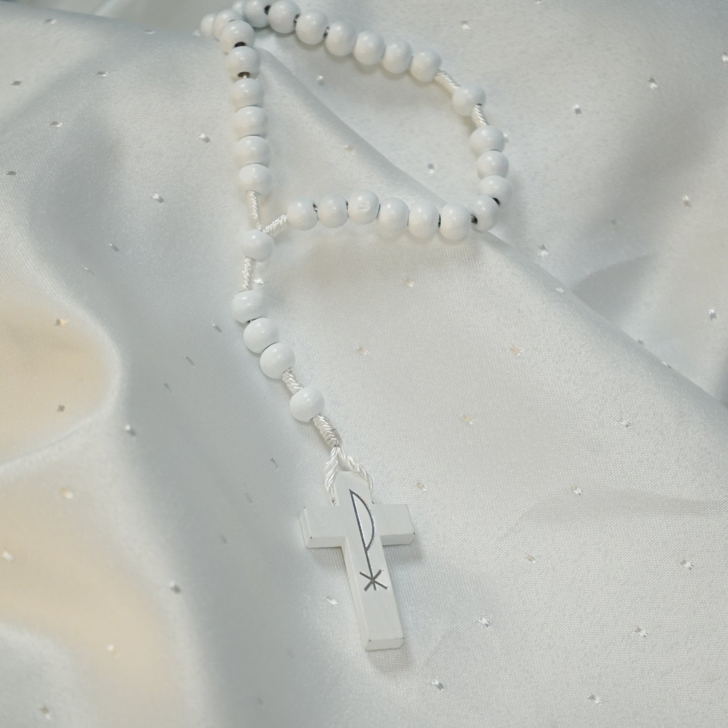 Chapelet en bois marron sur corde – Grains 8 mm et Croix Pax imprimée