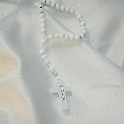 Chapelet en bois marron sur corde – Grains 8 mm et Croix Pax imprimée