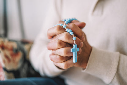 Chapelet en bois marron sur corde – Grains 8 mm et Croix Pax imprimée