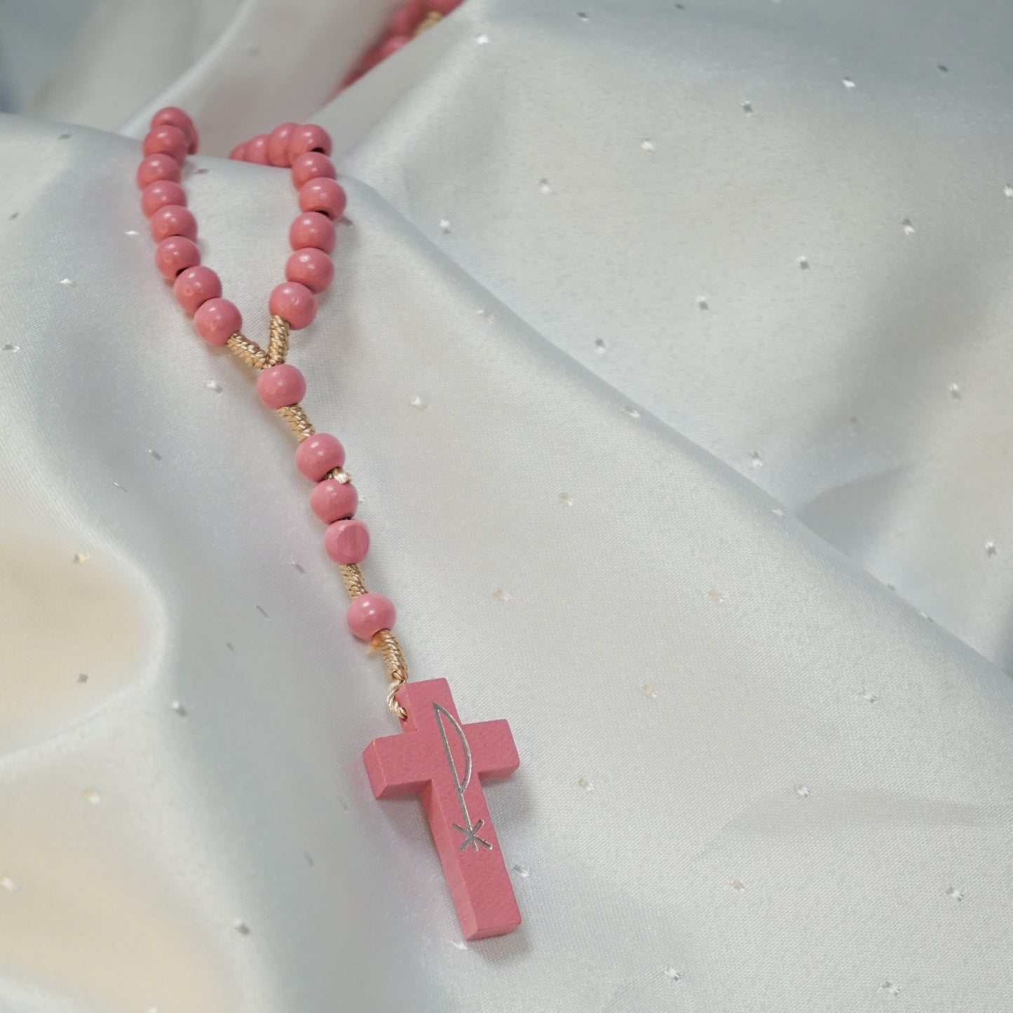 Chapelet en bois marron sur corde – Grains 8 mm et Croix Pax imprimée