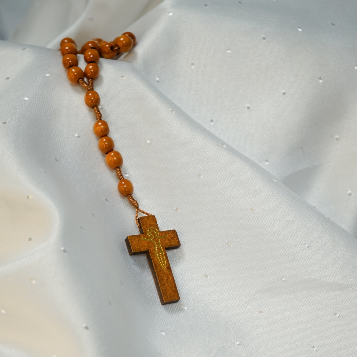 Chapelet en bois marron sur corde – Grains 8 mm et Croix Pax imprimée