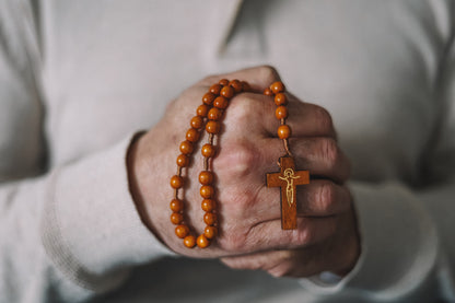 Chapelet en bois marron sur corde – Grains 8 mm et Croix Pax imprimée