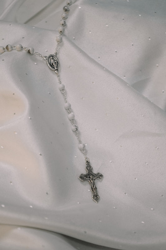 Chapelet en Howlite chaine argentée et Christ
