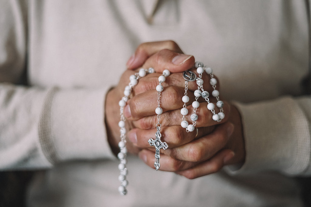 Chapelet en Howlite chaine argentée et Christ