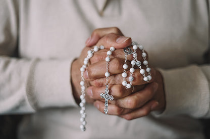 Chapelet en Howlite chaine argentée et Christ