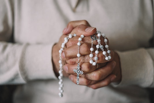 Chapelet en Howlite chaine argentée et Christ
