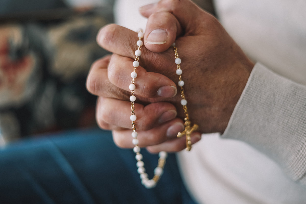 Chapelet Nacre - chaine dorée et croix avec Christ