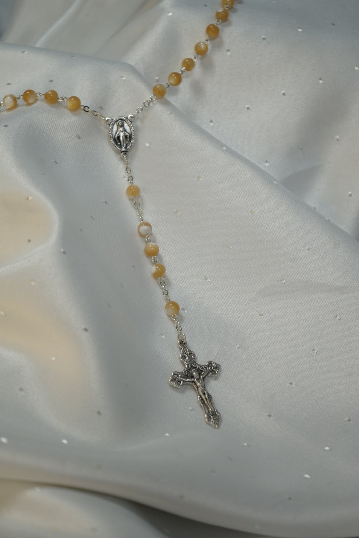Chapelet en Nacre Beige - Chaine argentée et croix avec Christ