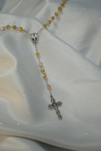 Chapelet en Nacre Beige - Chaine argentée et croix avec Christ