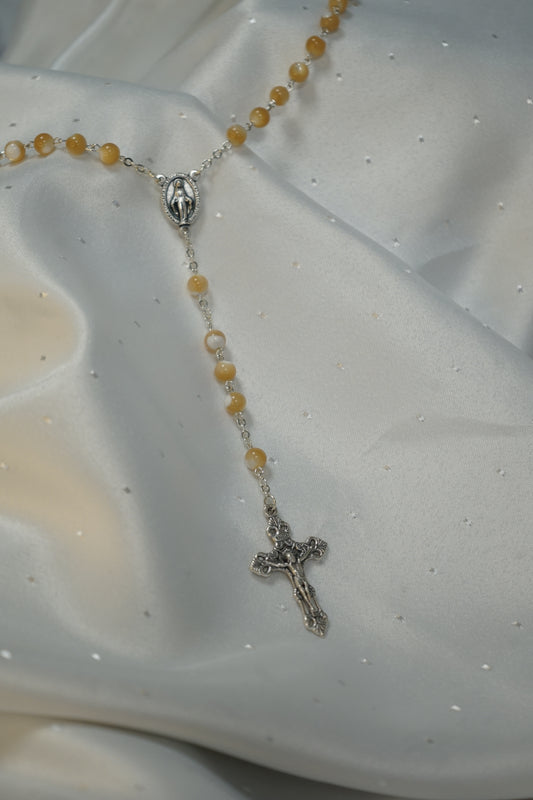 Chapelet en Nacre Beige - Chaine argentée et croix avec Christ