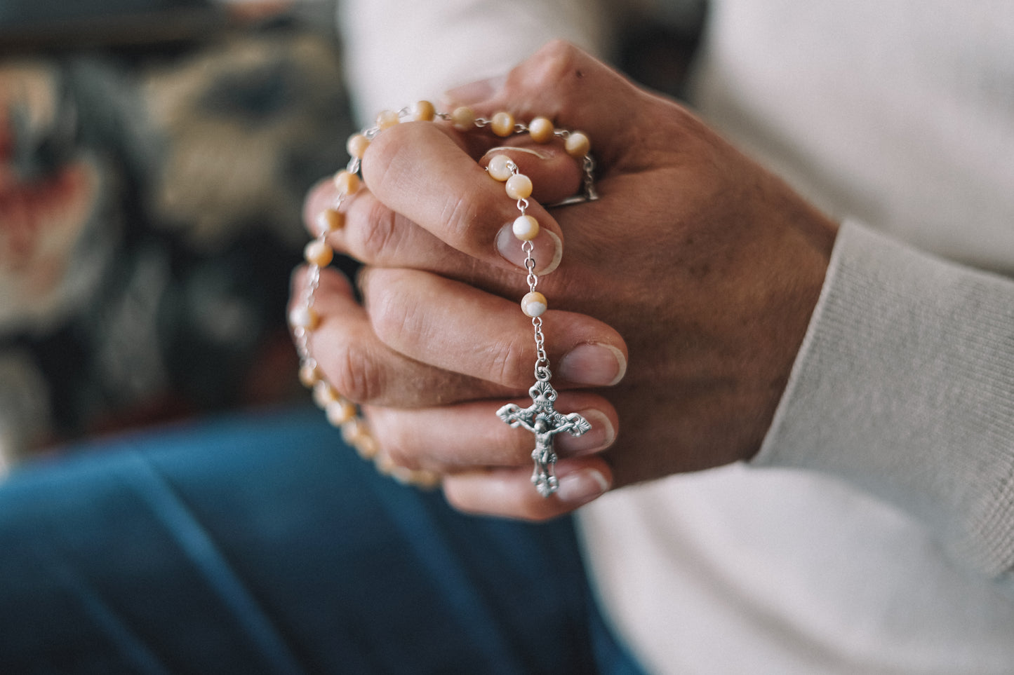 Chapelet en Nacre Beige - Chaine argentée et croix avec Christ