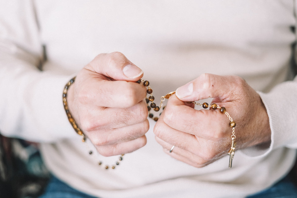 Chapelet en Oeil de Tigre - Chaine doré et croix avec Christ