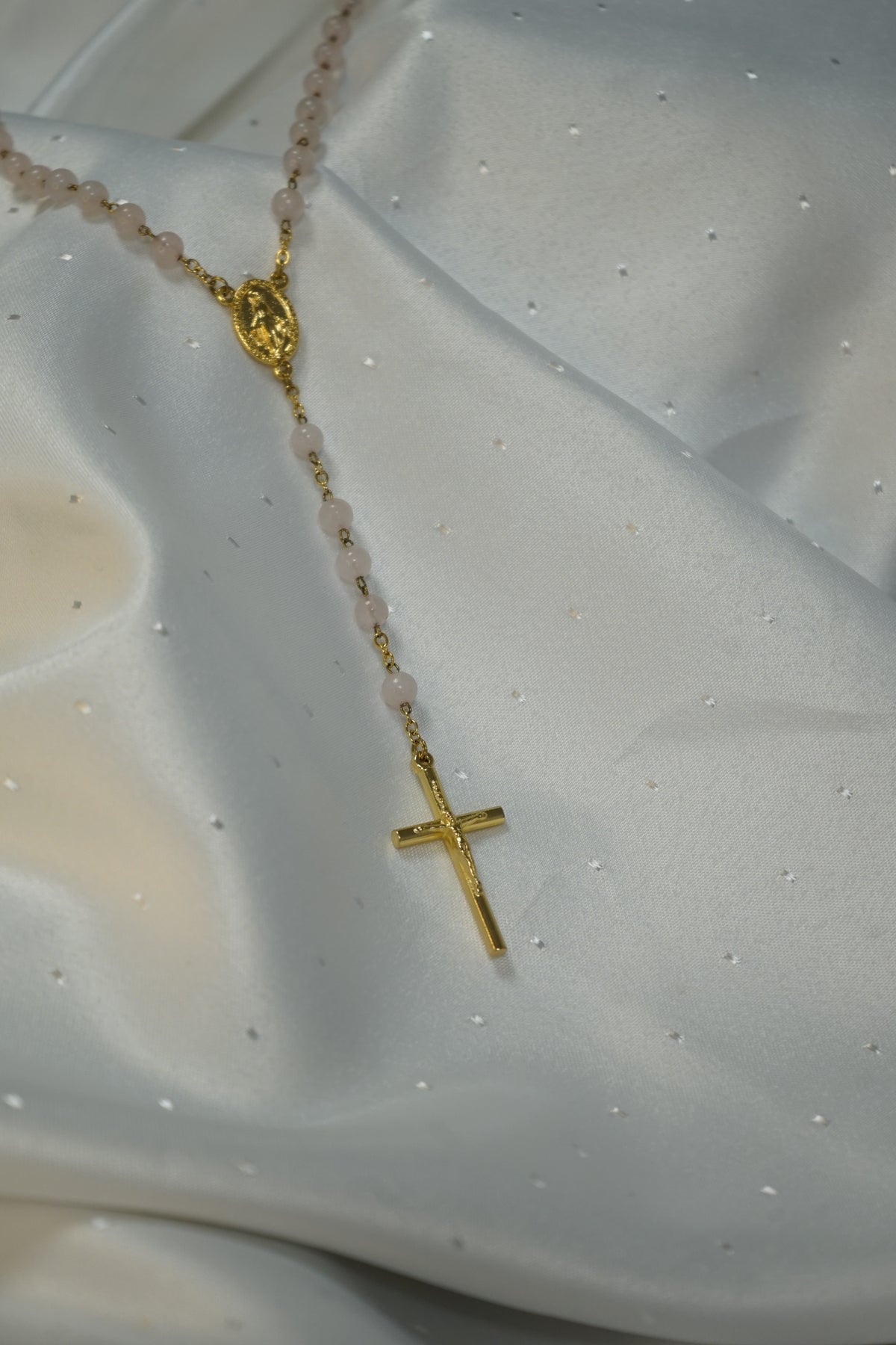 Chapelet grains Quartz Rose chaine dorée et croix avec Christ