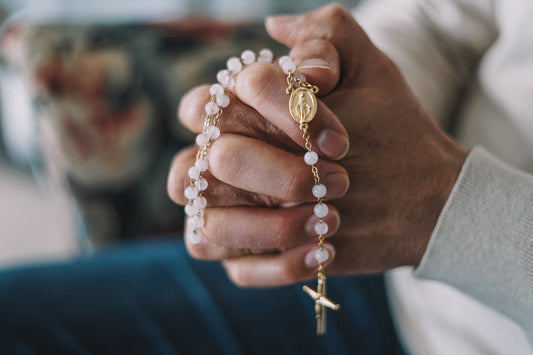 Chapelet grains Quartz Rose chaine dorée et croix avec Christ