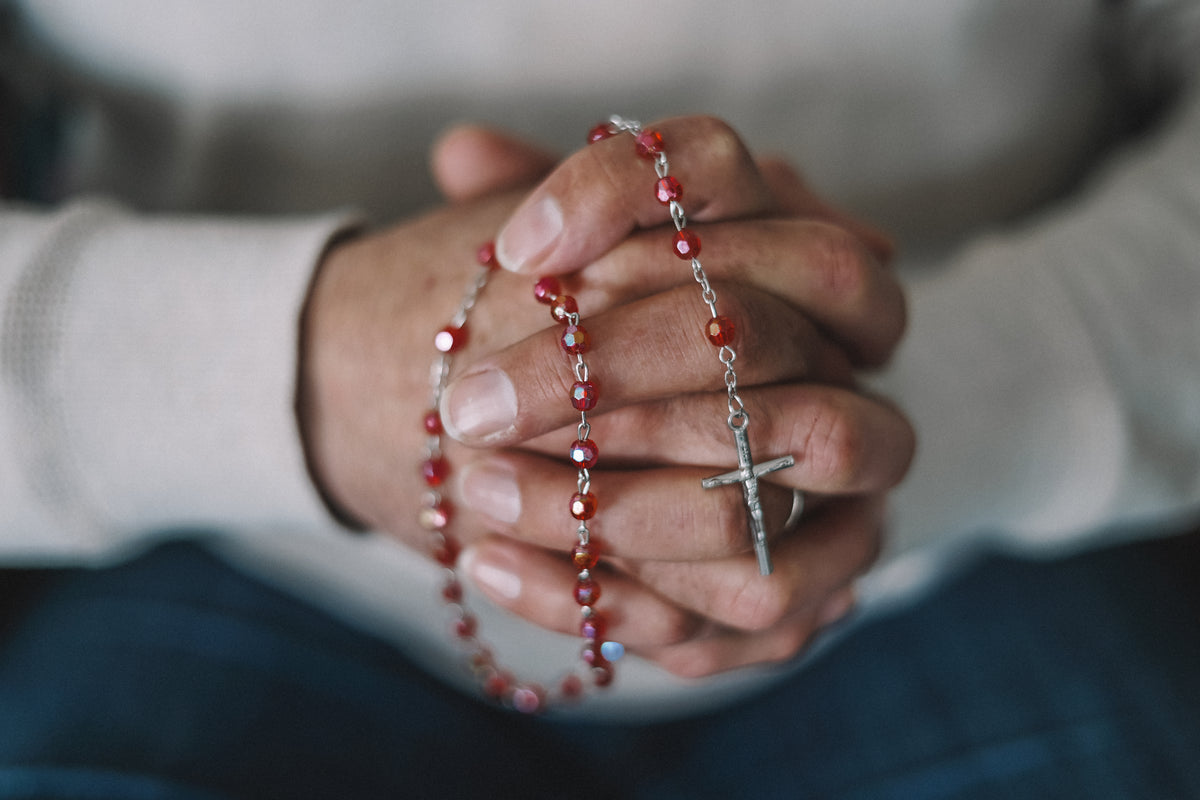 Chapelet perles facettées – chaîne argentée, croix avec Christ