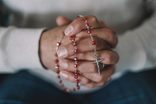 Chapelet perles facettées – chaîne argentée, croix avec Christ